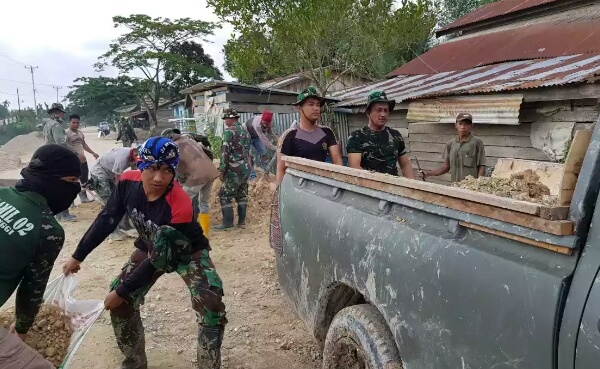 TNI dan Polri Serta Masyarakat di Inhil Solid, Bahu Membahu Sukseskan Program TMMD