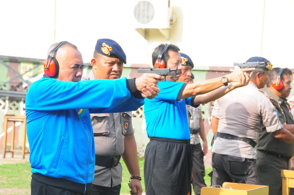 Gubernur Riau Latihan Menembak Di Brimob Polda Riau