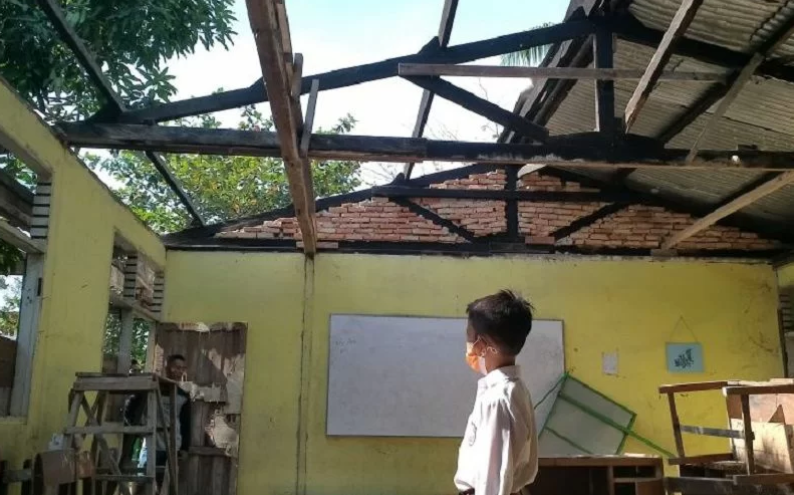 Para Siswa SD Kampar Menangis, Atap Sekolahnya Hilang Dicuri