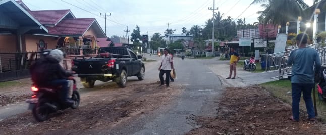 Jalan Lintas Rusak Parah, Warga Pertanyakan Sikap Cuek Pemprov Riau