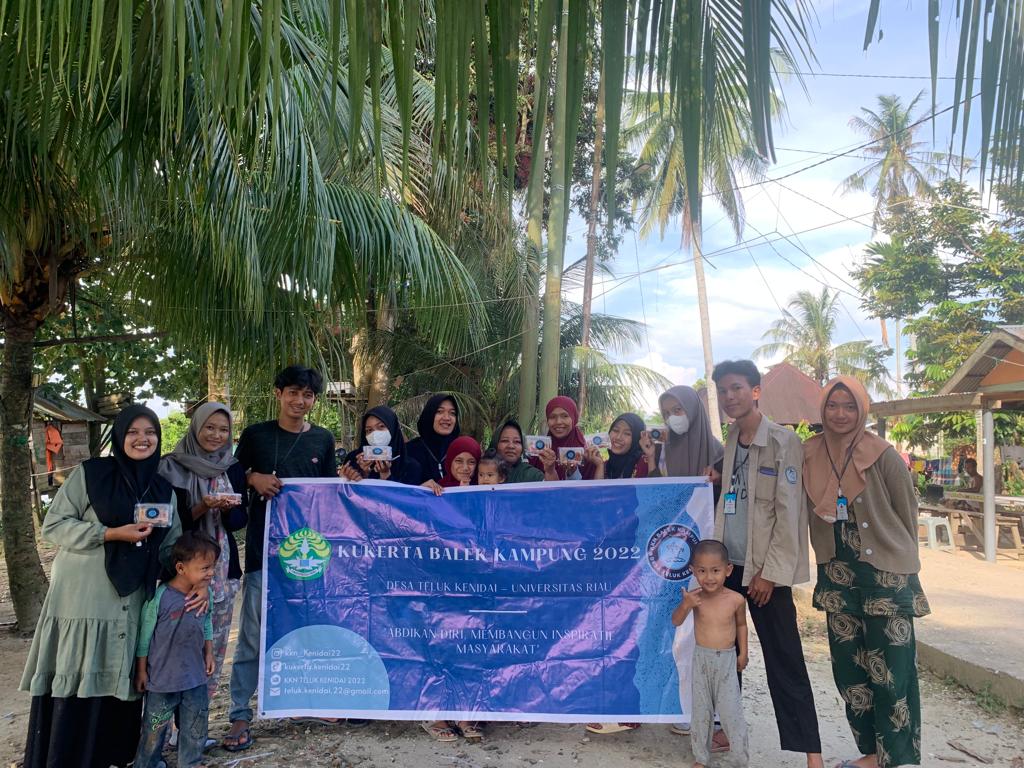 Mahasiswa Kukerta Universitas Riau Melakukan Pengolahan Ikan Bawal Menjadi Nugget.