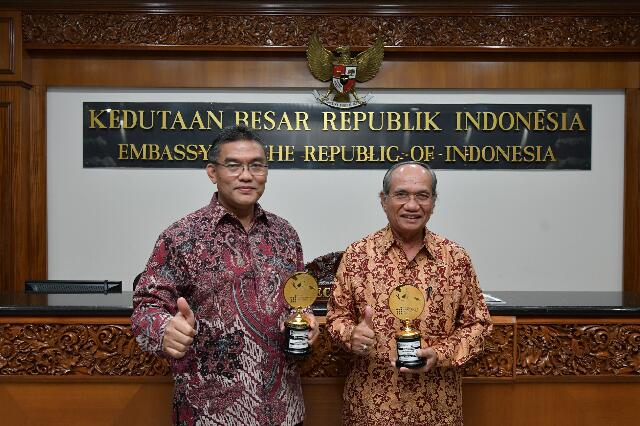 Bank Riau Kepri Borong Dua Penghargaan Di Singapura,