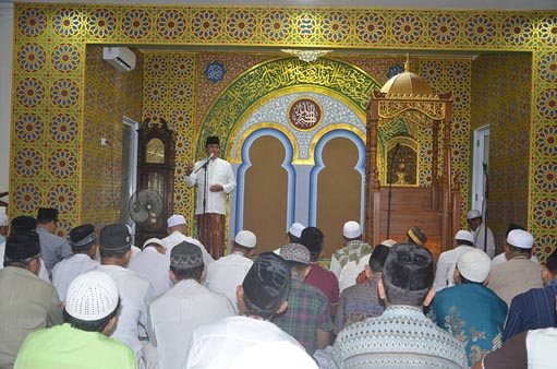 HM. Wardan Jadi Imam Shalat Isya dan Tarawih di Masjid YAMP Tembilahan
