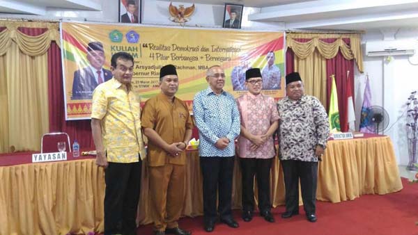 Gubernur Riau Memberikan Kuliah Umum di Kampus STMIK-AMIK Dumai
