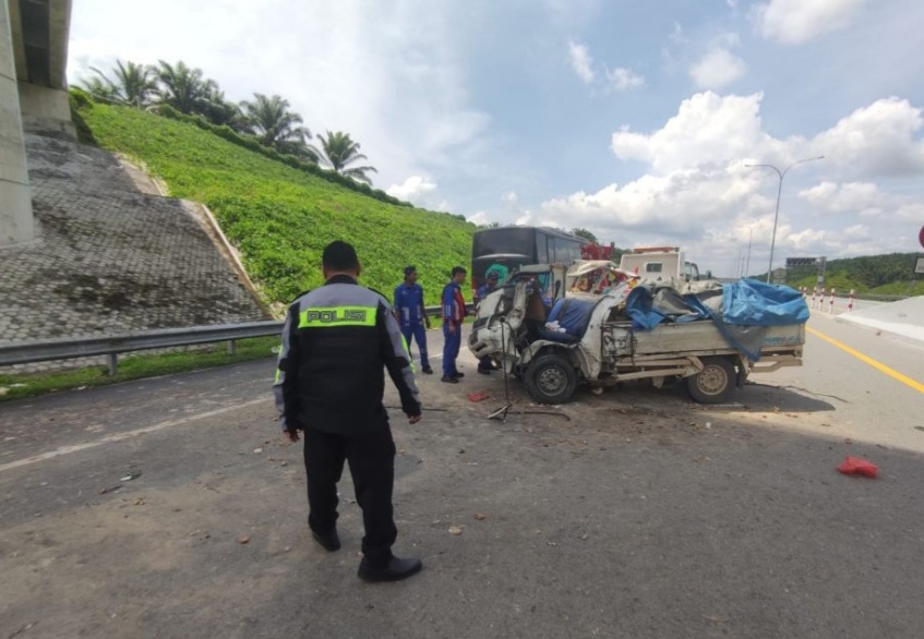 Mobil Carry Bermuatan Durian Tabrak Truk di Tol Pekanbaru-Dumai, Satu Penumpang Tewas