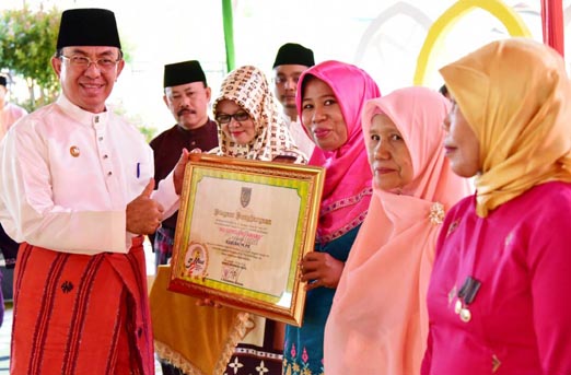 HM. Wardan Anugerahi 6 Warga Inhil  Gemilang Award