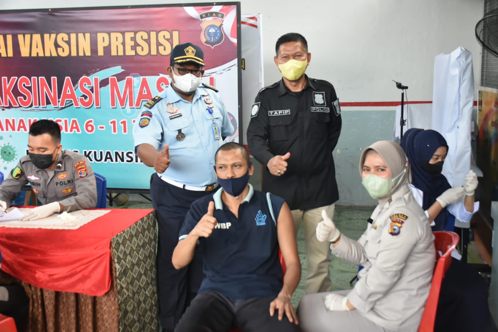 Polres Kuansing Lakukan Vaksinasi Untuk Tahanan di Rutan Polres dan Napi Lapas Teluk Kuantan