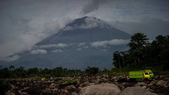 Erupsi Gunung Semeru: Dua Kecamatan di Lumajang Gelap Gulita