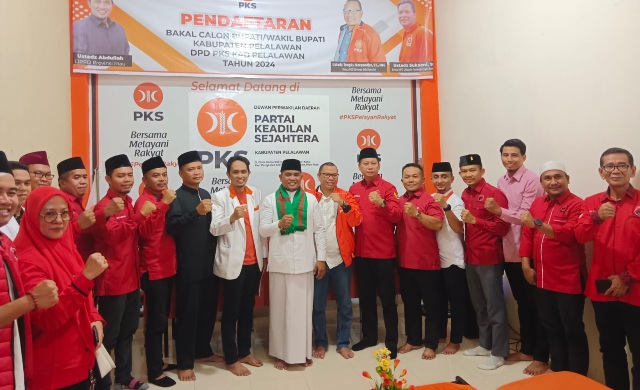 Diantar Pengurus DPC PDIP Pelalawan, H Zukri Mendaftar ke PKS Pelalawan