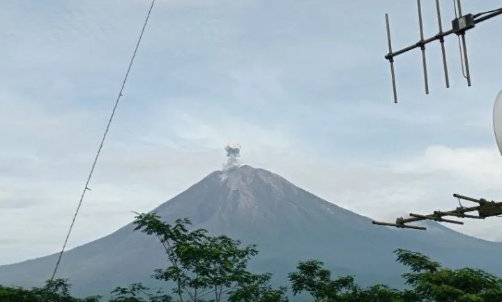 Gunung Semeru Kembali alami Erupsi dengan Tinggi Letusan 600 Meter