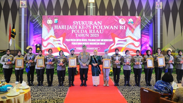 Kapolda Riau Berikan Penghargaan Kepada Sembilan Polwan Berprestasi
