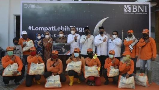 BNI Wilayah 02 Padang Bagikan 500 Paket Sembako Kepada Petugas Kebersihan