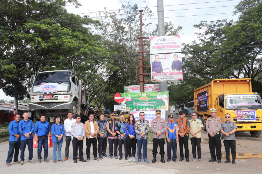 Pemkab Pelalawan dan HT Group Siagakan Truk Gratis untuk Bantu Warga Terdampak Banjir di Jalan Linta