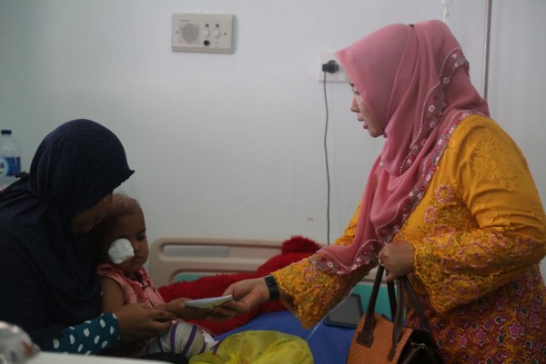 Zulaikhah Wardan Jenguk Pasien Tumor Mata di RS AA Pekanbaru