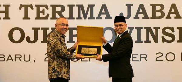 Gubri Hadiri Serah Terima Jabatan Kepala OJK Prov. Riau