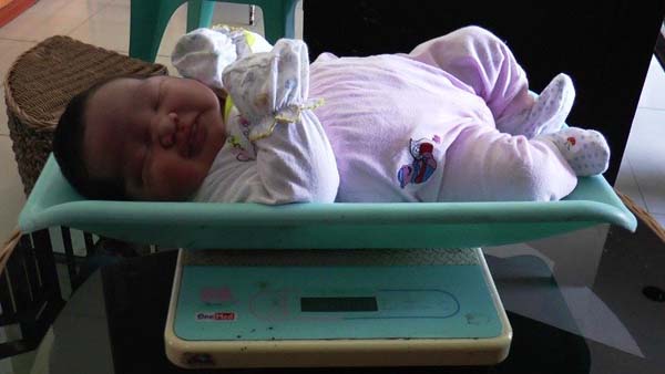 Bayi Seberat 6,2 Kilogram Lahir Normal Tanpa Bantuan Dokter Rumah Sakit