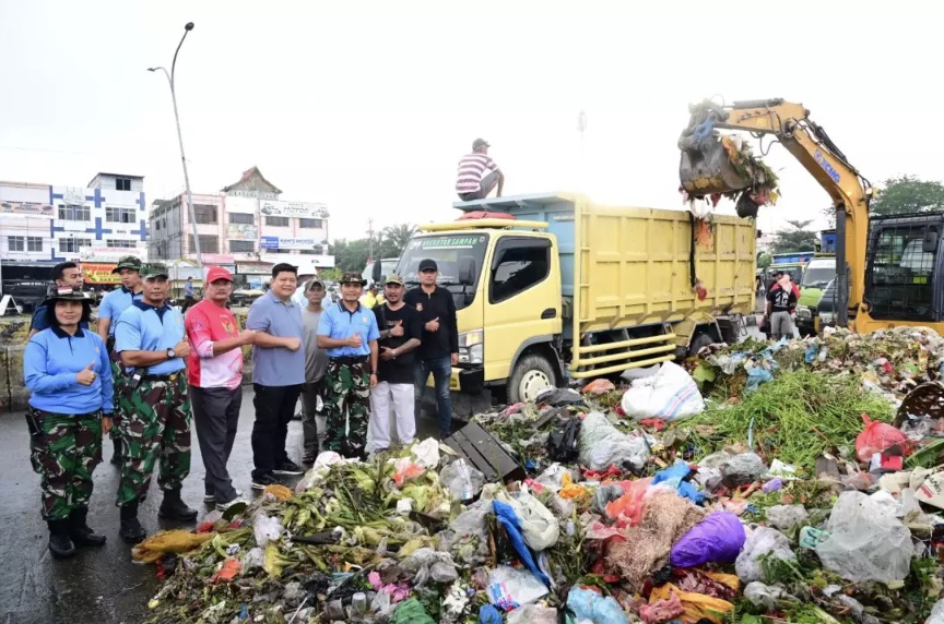 DLHK Pekanbaru Bersama Pangkalan TNI AU Roesmin Nurjadin Kerja Bakti Bersihkan Pasar Arengka