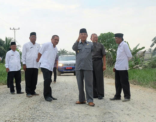 Bupati Inhil Tinjau Pengerjaan Ruas Jalan Kotabaru-Pulau Kijang dan Selensen-Sungai Ara