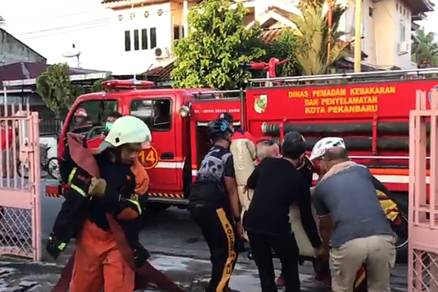Rumah Terbakar, Personel Brimobda Riau Selamatkan Lansia yang Stroke