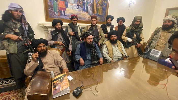 Taliban Kuasai Kabul: Warga Panik Tinggalkan Afghanistan, Bandara Penuh!