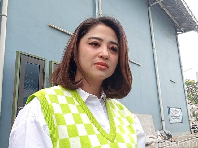 Dewi Perssik digugat cerai oleh suaminya, Angga Wijaya