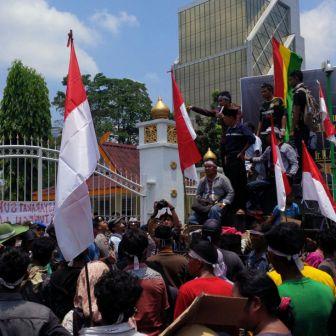 Ratusan Masyarakat Suku Sakai Demo di Kantor Gubernur Riau