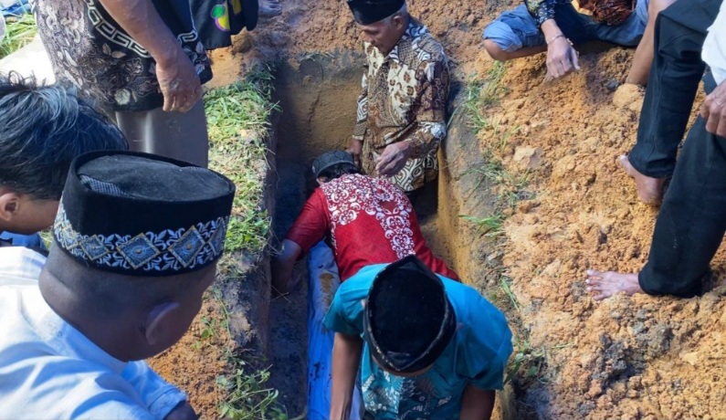 Isak Tangis Warnai Pemakaman M Wilky, Korban Erupsi Marapi Asal Pekanbaru