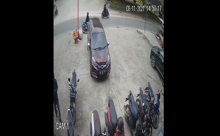 Waduh, Sepasang Kekasih Terekam CCTV saat Curi Motor di Toko Buah
