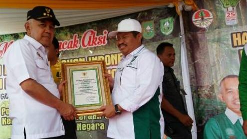 Bupati Bengkalis Terima Penghargaan Juara 2 Lomba Penanaman Pohon se-Riau