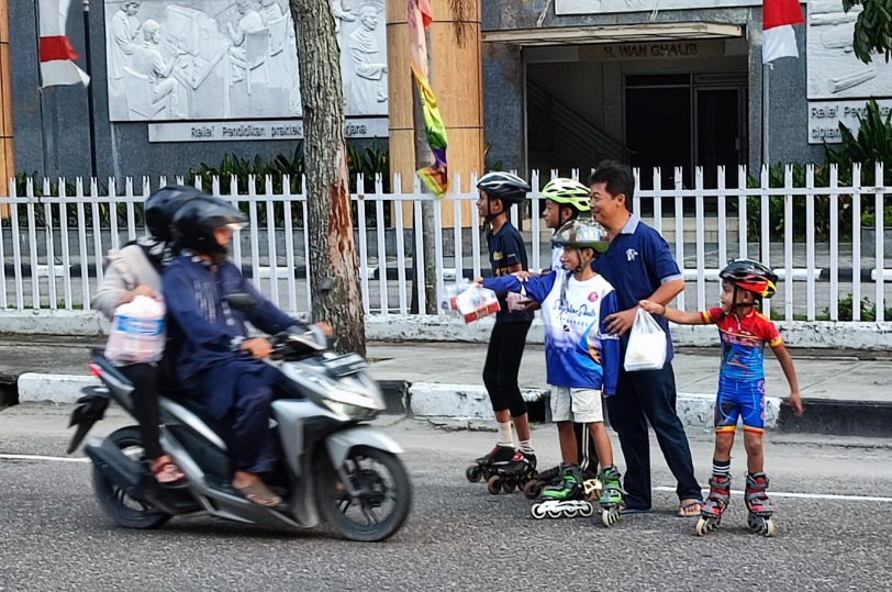 Klub Sepatu Roda Sky Inline Skate Berbagi Takjil Gratis Bagi Warga Pekanbaru