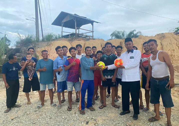 Ketua PK Golkar Tualang Berikan Bantuan Bola Voli ke Pemuda Dusun Lukut Indah