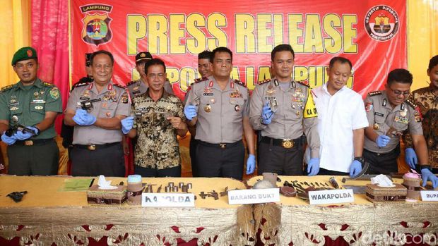 Polisi Tangkap Pembuat Senjata Api Rakitan di Lampung