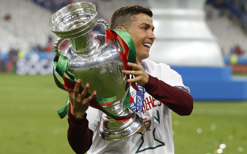 Ronaldo dan Payet Masuk Skuad Terbaik Piala Eropa 2016