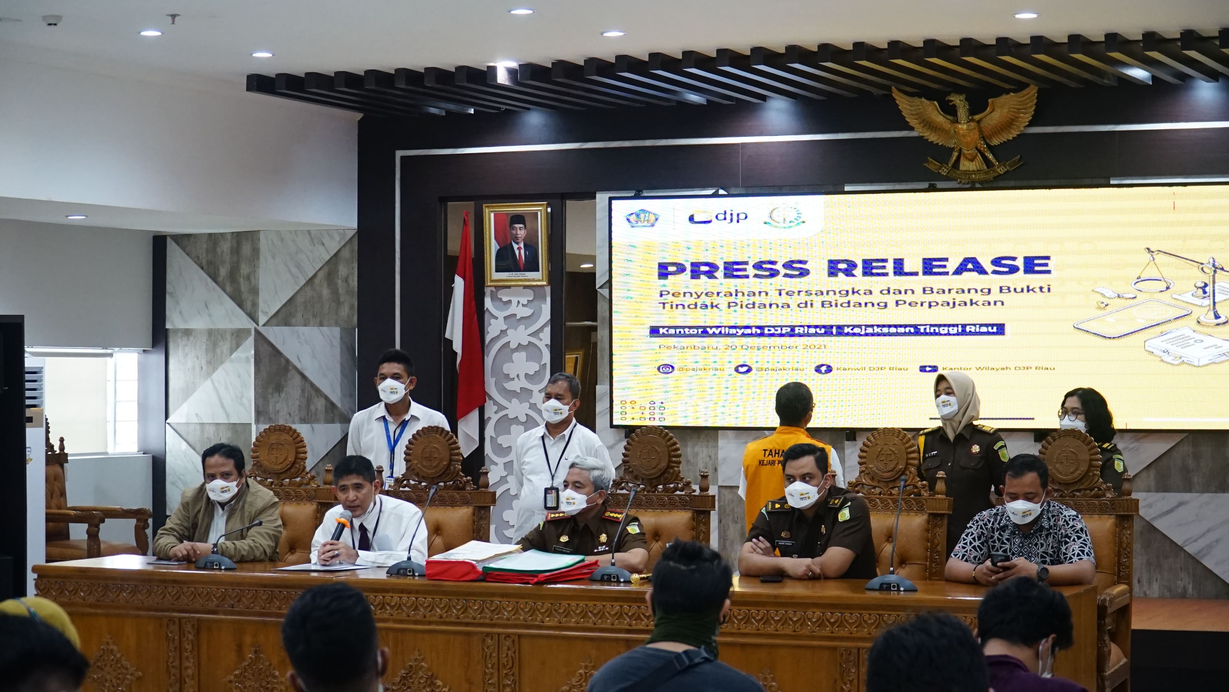 DJP Riau Serahkan Tersangka Pelaku Tindak Pidana di Bidang Perpajakan