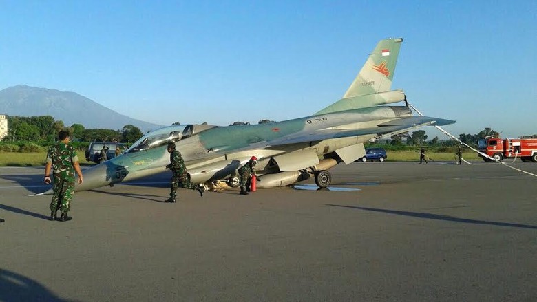 Pesawat Tempur F16 Tergelincir di Lanud Roesmin Nurjadin