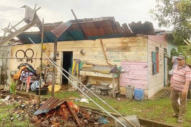 Angin Puting Beliung Rusak Empat Bangunan Rumah dan Warung Warga Rangsang Barat