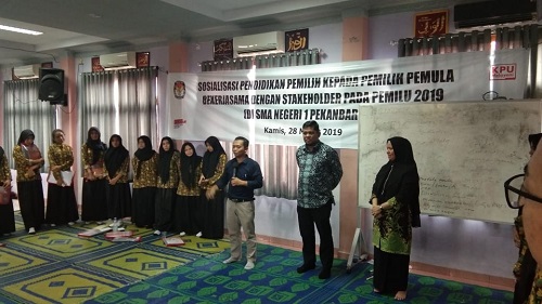 Siswa SMA Interaktif Soal Pemilu Bersama Nugroho Komisioner KPU Riau