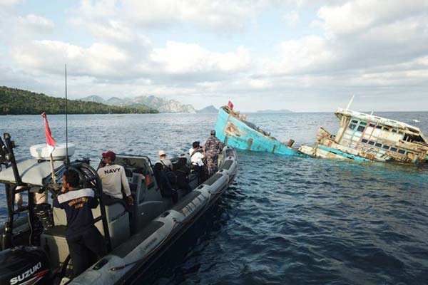 TNI AL Tenggelamkan Dua Kapal Illegal Fishing Vietnam, Satu Kapal Dibakar di Natuna