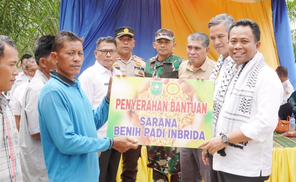 Pemprov Riau Serahkan Bantuan Pertanian Kepada Poktan Di Rohil
