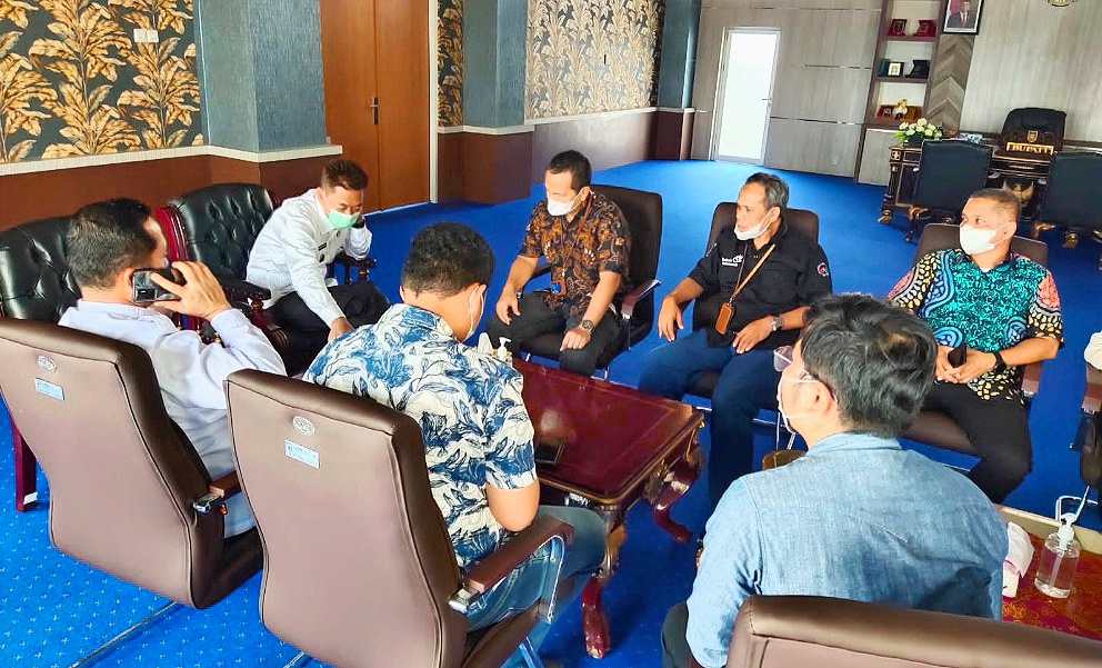 General Manager PT Telkom Riau Daratan Anjang Sana ke Bupati Rohil