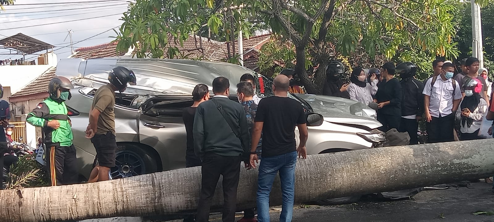 Mobil Pajero Sport Hantam Batang Pohon dan Menimpa Mobil Diseberangnya