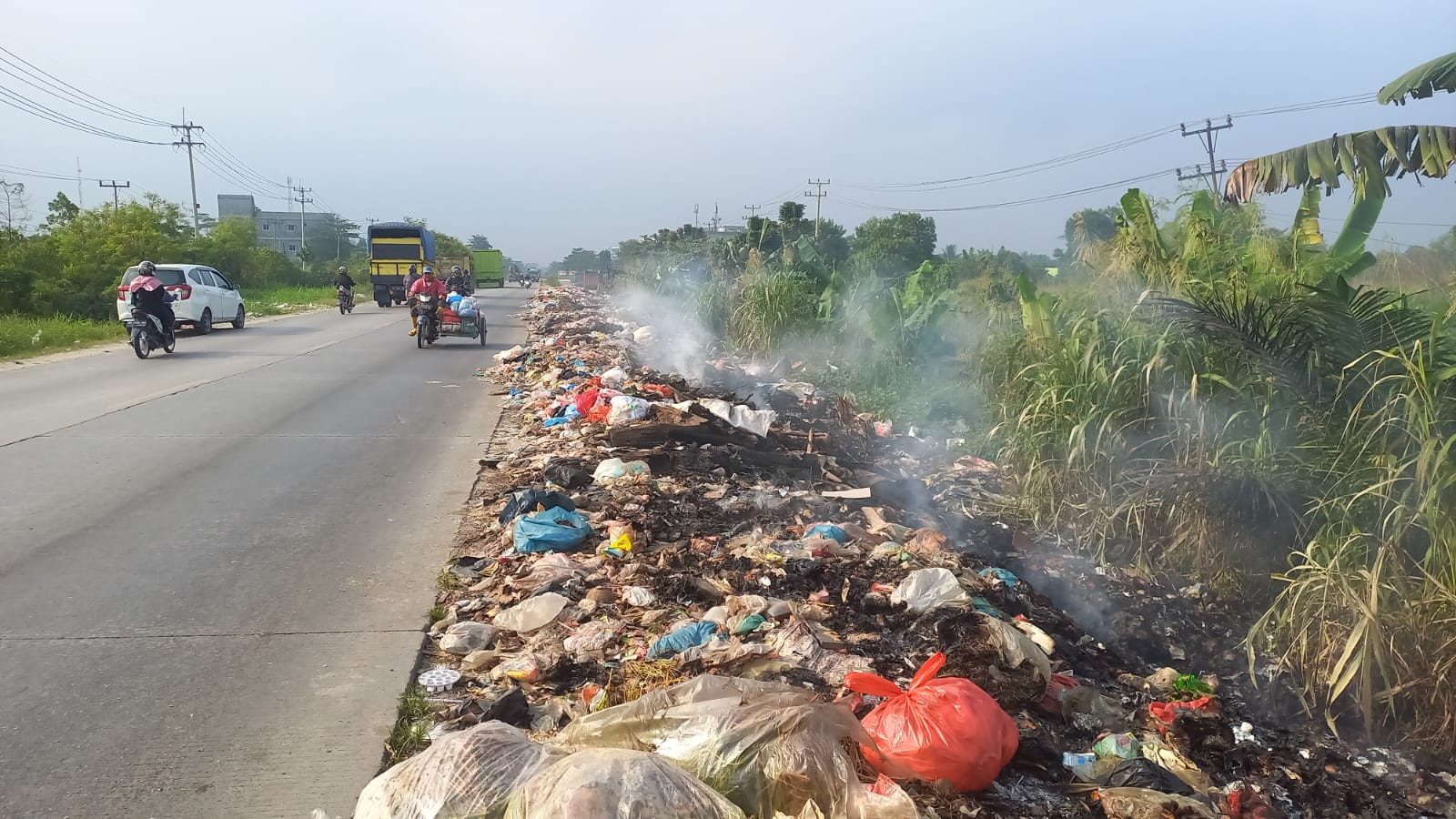 Tak Kunjung Diangkut, Warga Kesal dan Bakar Sampah di Tepi Jalan Siak II