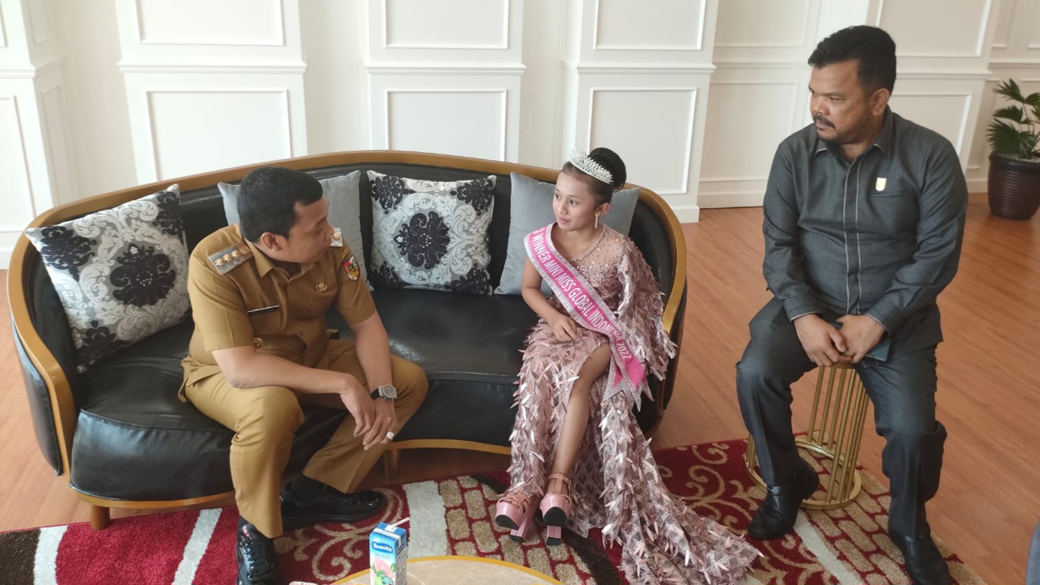 Pj Walikota Pekanbaru, Muflihun dan bersama Anggota Komisi I DPRD Kota Pekanbaru yang mengapit model cilik berprestasi, Derlia Magdalena Napitupulu